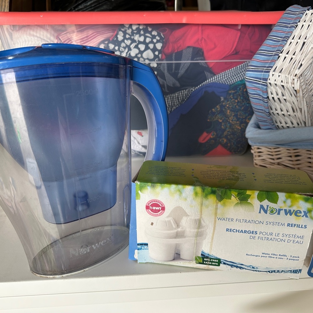 Norwex Blue Water Filtration Pitcher with Refills